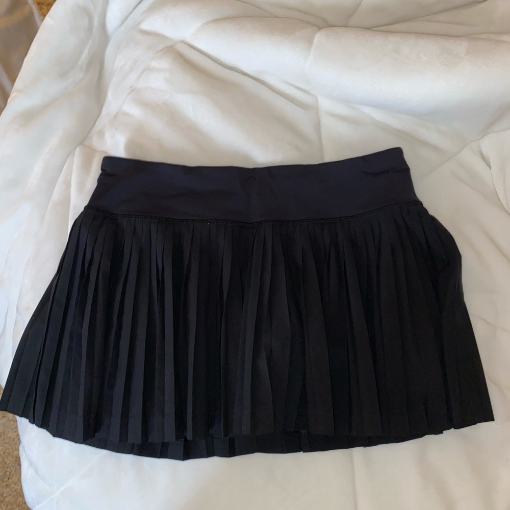 Black pleated lulu skirt!